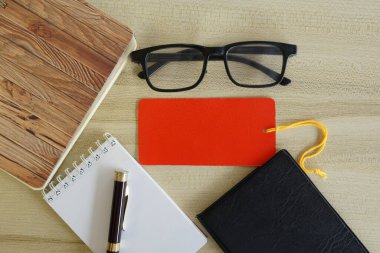 Masadaki kırtasiye malzemesi. Eğitim ve iş konsepti