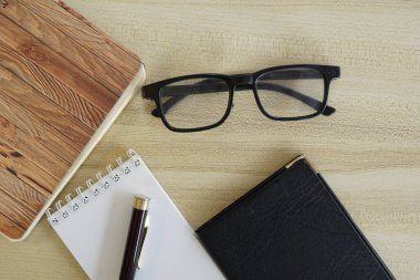 Masadaki kırtasiye malzemesi. Eğitim ve iş konsepti