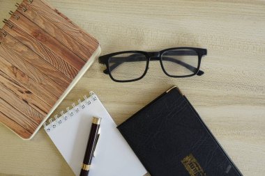 Masadaki kırtasiye malzemesi. Eğitim ve iş konsepti