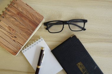 Masadaki kırtasiye malzemesi. Eğitim ve iş konsepti