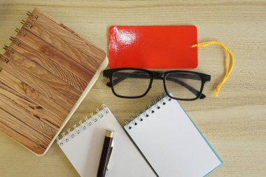 Masadaki kırtasiye malzemesi. Eğitim ve iş konsepti