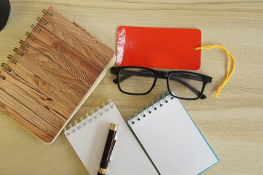 Masadaki kırtasiye malzemesi. Eğitim ve iş konsepti