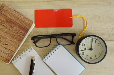 Masadaki kırtasiye malzemesi. Eğitim ve iş konsepti
