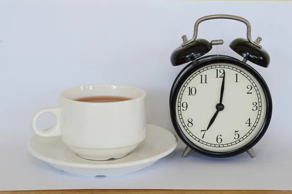 Vintage Ξυπνητήρι Ένα Φλιτζάνι Τσάι — Φωτογραφία Αρχείου