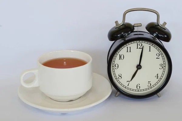 Bir Fincan Çayla Birlikte Klasik Çalar Saat — Stok fotoğraf