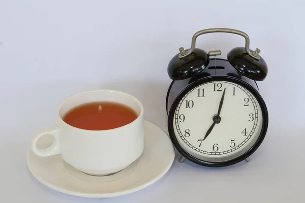 有一杯茶的老式闹钟 — 图库照片