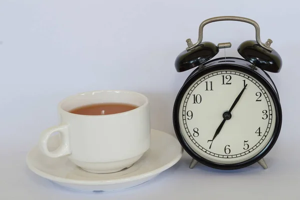 Vintage Ξυπνητήρι Ένα Φλιτζάνι Τσάι — Φωτογραφία Αρχείου