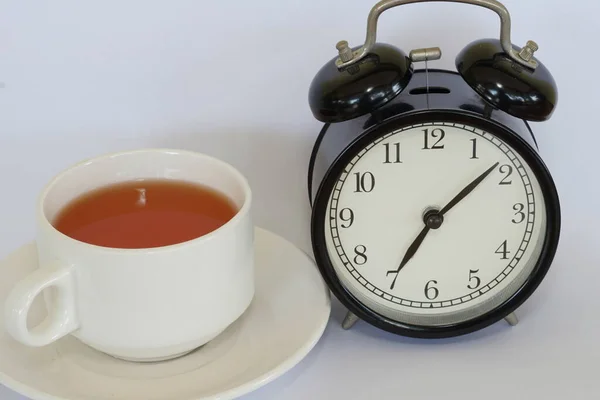 Relógio Alarme Vintage Com Uma Xícara Chá — Fotografia de Stock