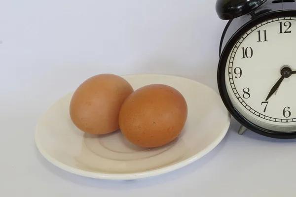 Ovos Com Despertador Mesa — Fotografia de Stock