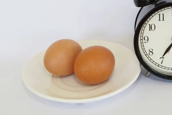 Ovos Com Despertador Mesa — Fotografia de Stock