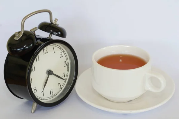 Винтажный Будильник Чашкой Чая — стоковое фото