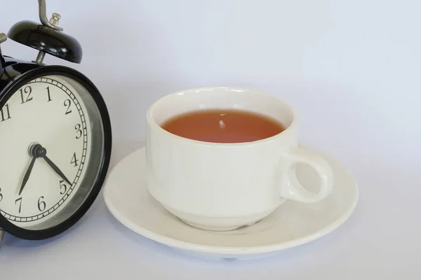 Винтажный Будильник Чашкой Чая — стоковое фото