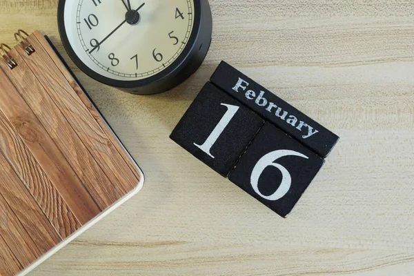 Calendario Cubo Con Despertador Diario Fondo Madera — Foto de Stock