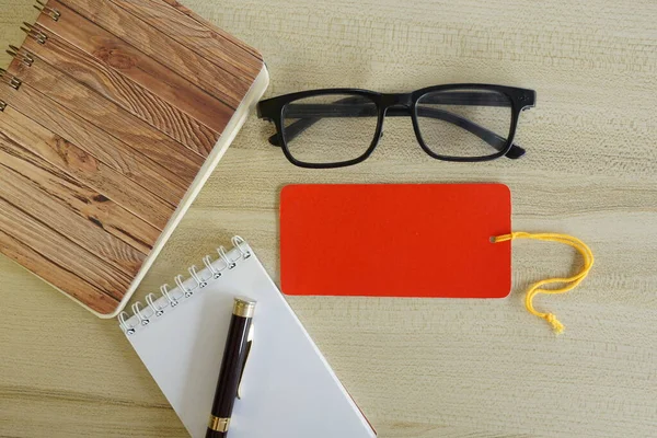 Masadaki kırtasiye malzemesi. Eğitim ve iş konsepti