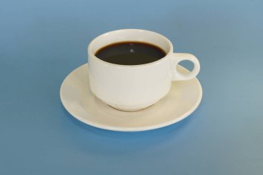 Mavi arka planda bir fincan kahve.