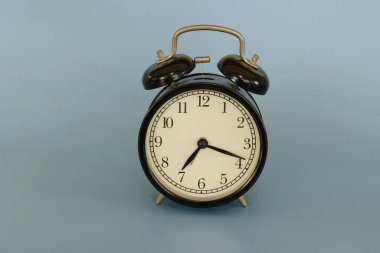 Alarm saatini mavi arkaplana karşı kapat