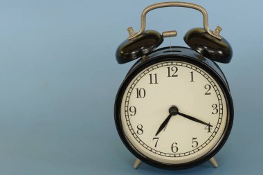 Alarm saatini mavi arkaplana karşı kapat