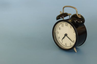 Alarm saatini mavi arkaplana karşı kapat