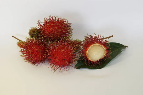 Frutos Rambutão Vermelho Isolados Sobre Fundo Branco — Fotografia de Stock