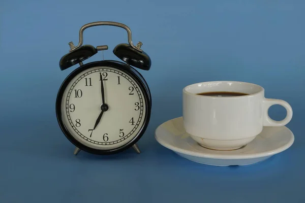 Despertador Uma Xícara Café Contra Fundo Azul — Fotografia de Stock