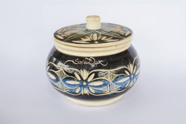 Beyaz arkaplanda Sarawak çömlekçiliğinin seçici görünümü