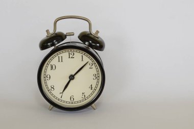 Alarm saati beyaz arkaplanda izole edildi