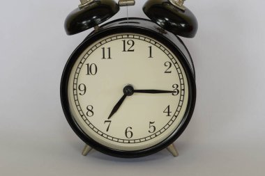 Alarm saati beyaz arkaplanda izole edildi