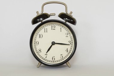 Alarm saati beyaz arkaplanda izole edildi
