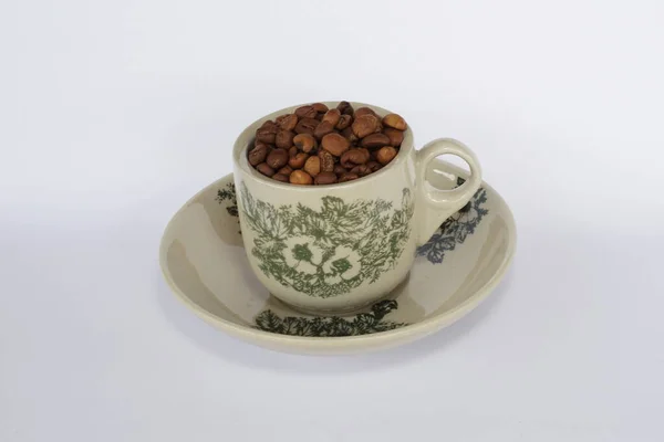 Beyaz Arka Planda Antika Fincanlı Kahve Çekirdekleri — Stok fotoğraf
