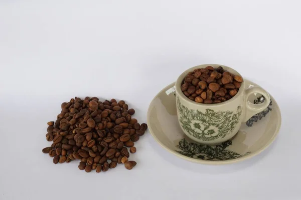 Kaffeebohnen Mit Einer Antiken Tasse Auf Weißem Hintergrund — Stockfoto