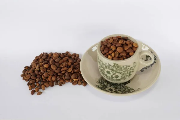 Grains Café Avec Une Tasse Antique Sur Fond Blanc — Photo