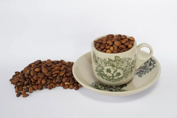 Kávébab Egy Antik Csésze Fehér Háttér — Stock Fotó