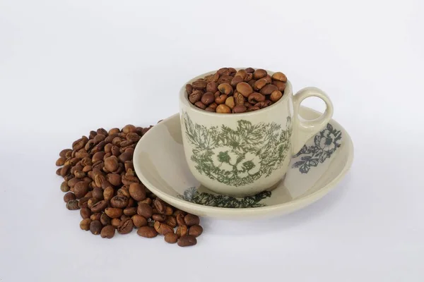 Kaffeebohnen Mit Einer Antiken Tasse Auf Weißem Hintergrund — Stockfoto