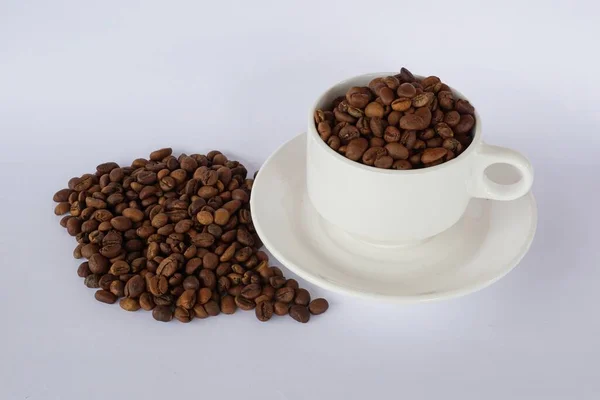 Granos Café Con Taza Blanca Sobre Fondo Blanco — Foto de Stock