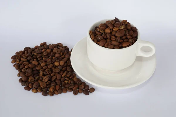 Granos Café Con Taza Blanca Sobre Fondo Blanco — Foto de Stock