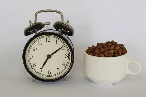 目覚まし時計とコーヒーカップは白い背景に隔離され — ストック写真