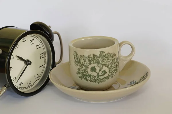 Alarm Saati Çay Fincanı Beyaz Arkaplanda Izole Edilmiş — Stok fotoğraf