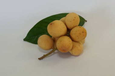 Langsat meyveleri beyaz arkaplanda izole