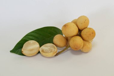 Langsat meyveleri beyaz arkaplanda izole