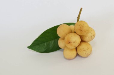 Langsat meyveleri beyaz arkaplanda izole