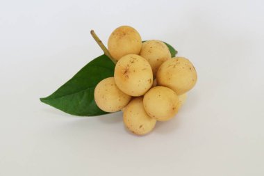 Langsat meyveleri beyaz arkaplanda izole