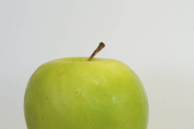 Beyaz arkaplana karşı yeşil elmayı kapat