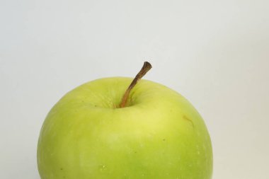 Beyaz arkaplana karşı yeşil elmayı kapat