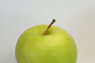 Beyaz arkaplana karşı yeşil elmayı kapat
