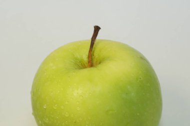 Beyaz arkaplana karşı yeşil elmayı kapat