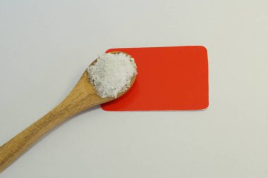 beyaz arkaplanda beyaz şeker ve ahşap kaşık izole