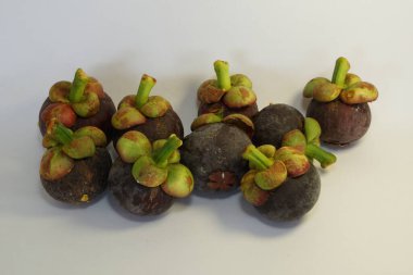 Beyaz arka planda izole edilmiş mangosteen meyveleri