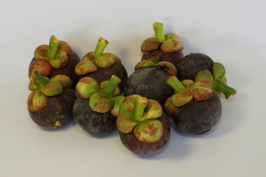 Beyaz arka planda izole edilmiş mangosteen meyveleri