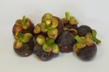Beyaz arka planda izole edilmiş mangosteen meyveleri