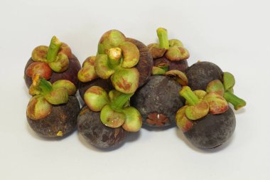 Beyaz arka planda izole edilmiş mangosteen meyveleri